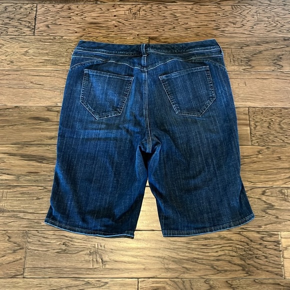 Curves 360 by NYDJ Boost Bermuda Sorts High Rise Size 16 - Picture 2 of 16